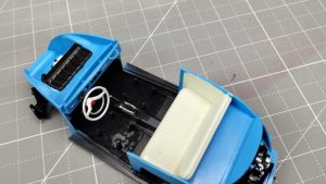 Widok wnętrza bez przednich foteli VW Beetle 1300 od Tamiya