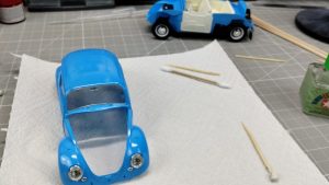 Zamontowane lampy przednie VW Beetle 1300 od Tamiya